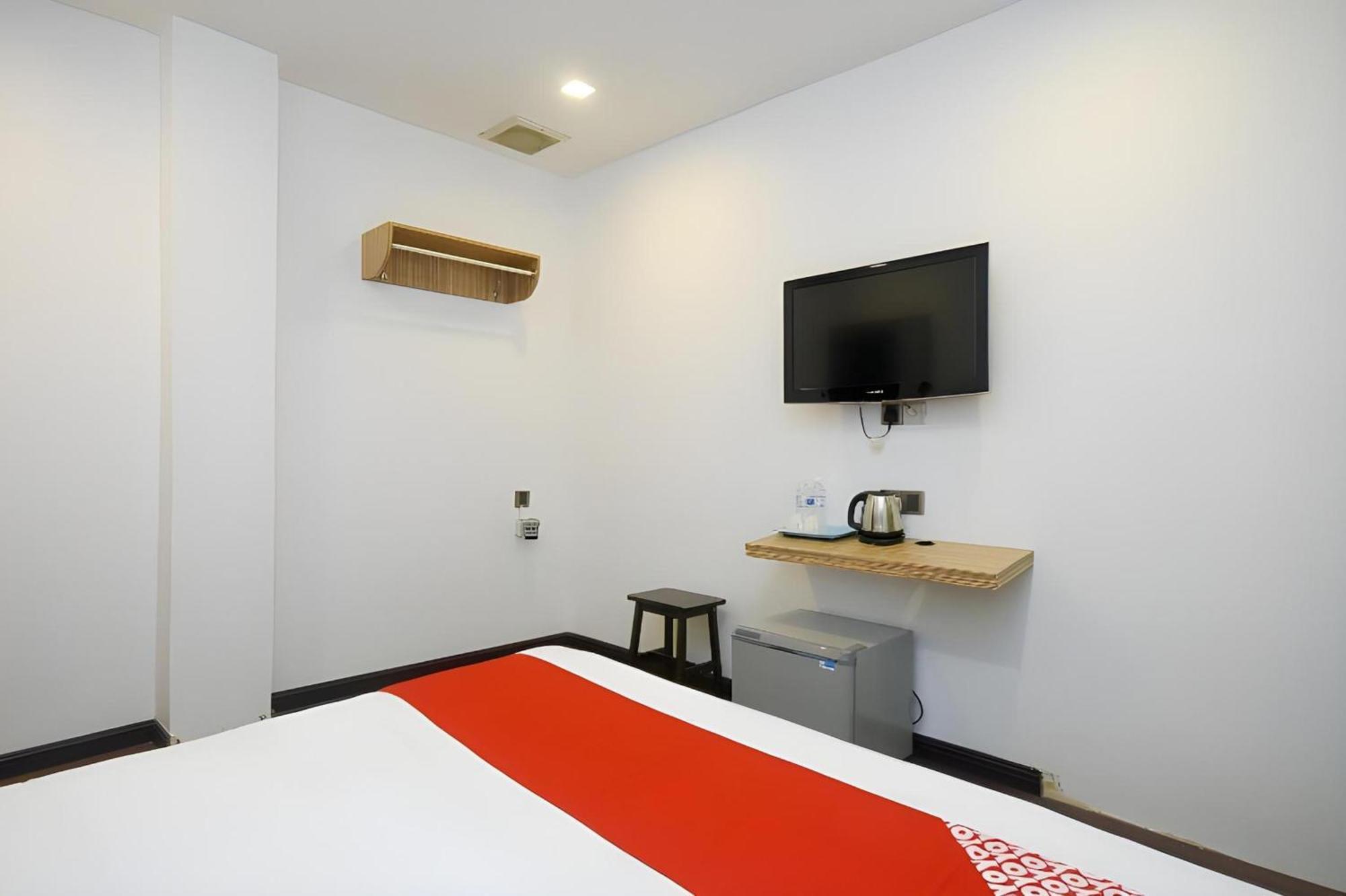 OYO 976 Dragon Inn Miri Exterior foto