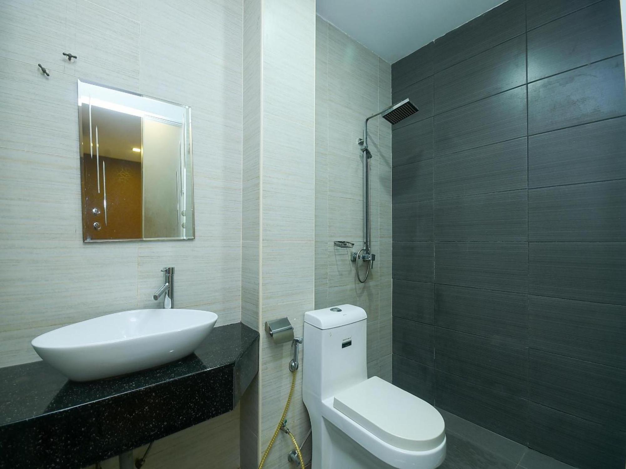 OYO 976 Dragon Inn Miri Exterior foto